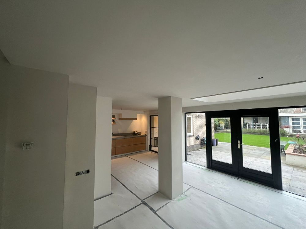 Aanbouw laten stucen